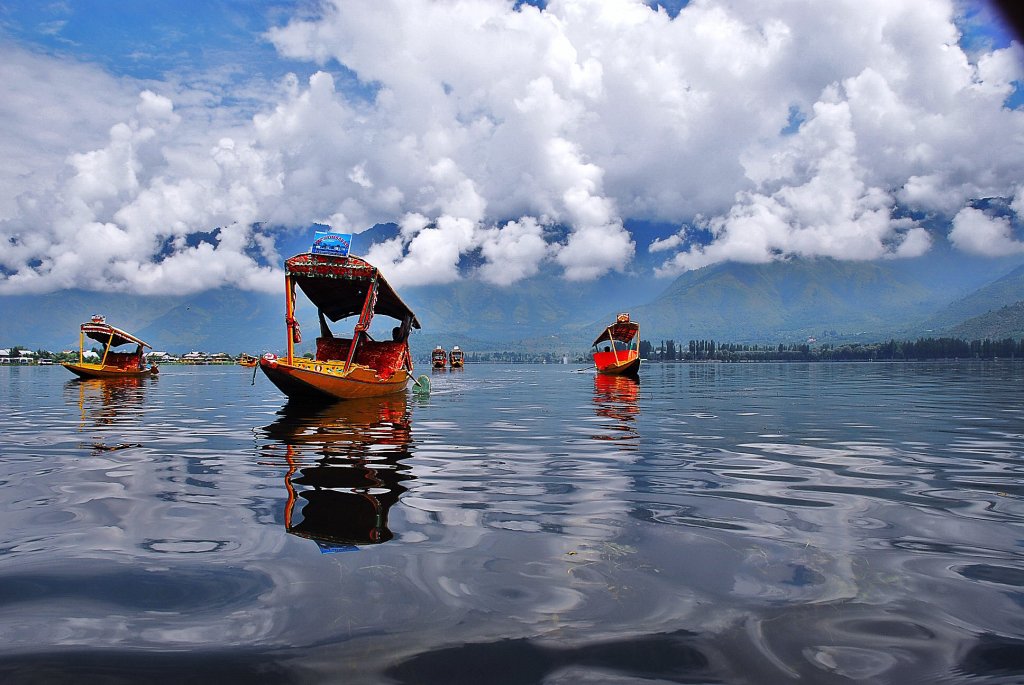 Dal Lake Motorboat Ban